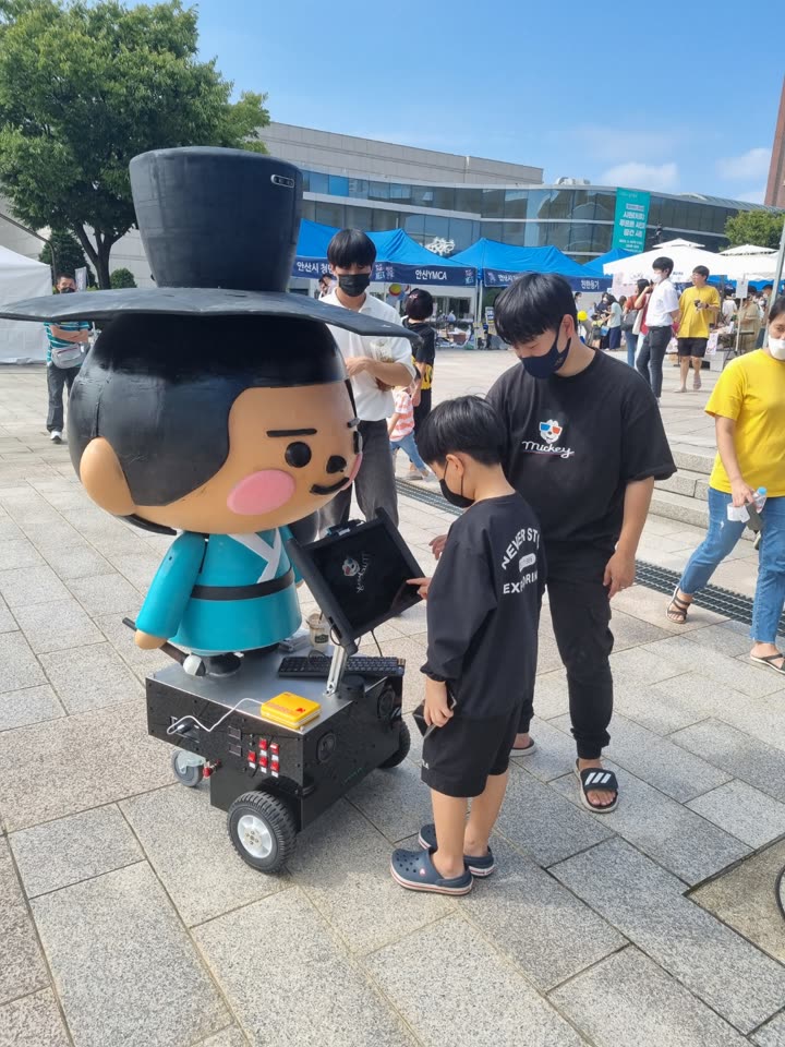 Hongdo mascot robot interacting with visitors